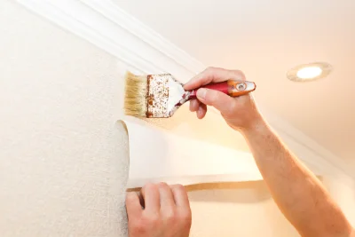 Pose de papier peint à Lecci — revêtements muraux et toiles de verre